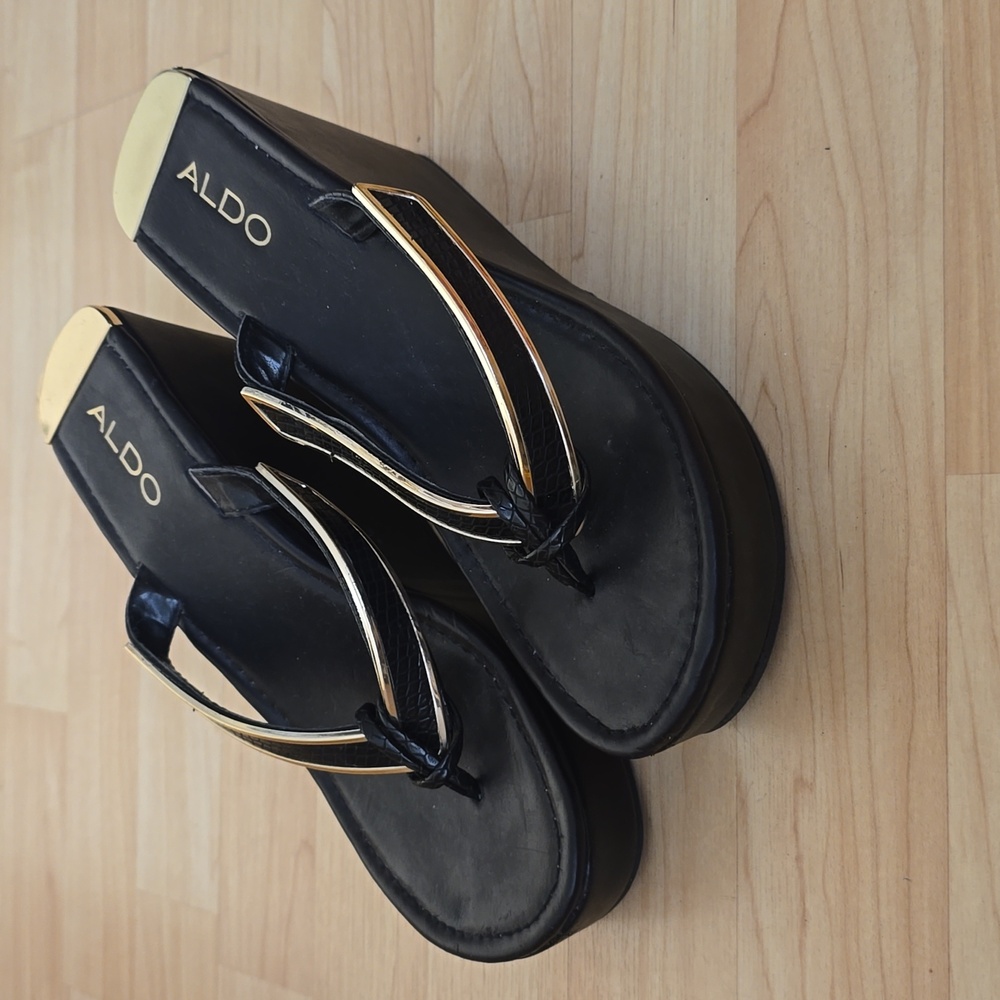 Aldo Wedge Platform Black/Gold Slip onSandals Size 8.5